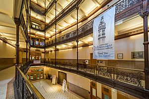 Archivo:Atrium of Milwaukee City Hall