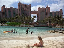 Archivo:Beach in front of Royal Towers Atlantis