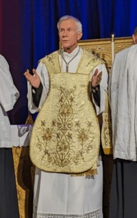 Archivo:Bishop Joseph Edward Strickland in Traditional Roman Catholic Vestments