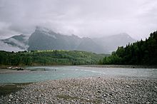 Archivo:Bulkley River flowing into Skeena River near Hazelton, British Columbia