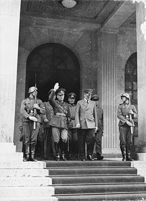 Archivo:Bundesarchiv Bild 183-B03212, München, Staatsbesuch Ion Antonescu bei Hitler