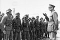 Bundesarchiv Bild 183-N0301-503, General Wlassow mit Soldaten der ROA