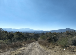 Archivo:Cerro Prieto y Cerro de Amoles desde Uriangato