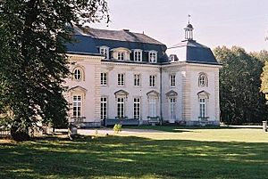 Archivo:Château du Buisson de May, North View
