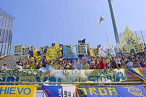 Archivo:Chievo fans in Florence, 26 August 2001
