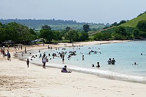 Archivo:Dimanche en famille sur la plage des Tamarins (São Tomé) (1)