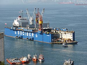 Archivo:Dique flotante Valparaíso III, en la bahía de Valparaíso (Chile), desde el cerro Alegre