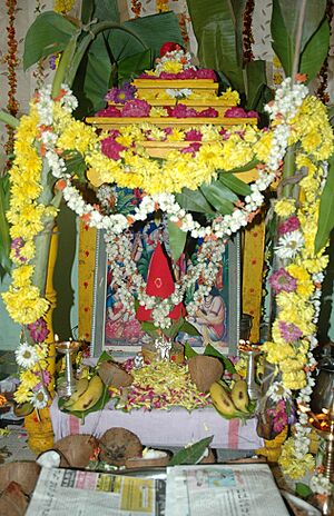 Archivo:Flower-bedecked shrine