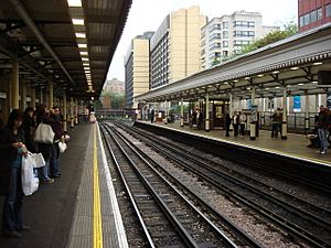 Archivo:High Street Kensington tube station, platform 1 - geograph.org.uk - 809853