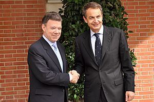 Archivo:Juan Manuel Santos con Zapatero en junio de 2010