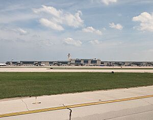 Archivo:Kansas City International Airport New Terminal (53137090402)