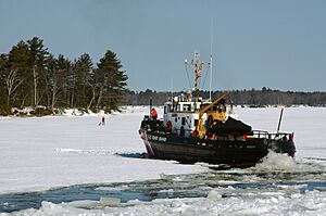 Archivo:Kennebec River icebreaking