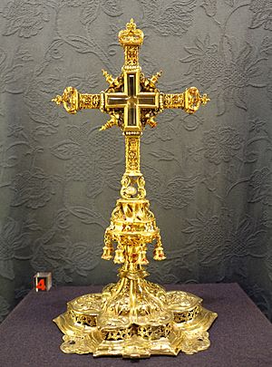 Archivo:Lignum Crucis, known as that of Constantino, modified by Hernando de Ballesteros in 1562 - Cathedral of Seville - Sevilla, Spain - DSC07644