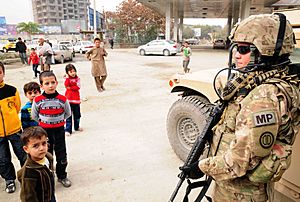 Archivo:Local soldier mentors Afghan police in Kabul