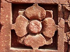 Archivo:Lotus, a typical Hindu temple motive, in red sandstone, Qutb complex