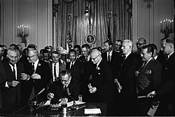 Archivo:Lyndon Johnson signing Civil Rights Act, July 2, 1964