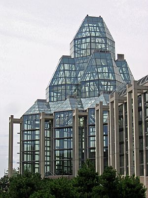 Archivo:National Gallery of Canada glass tower 2005