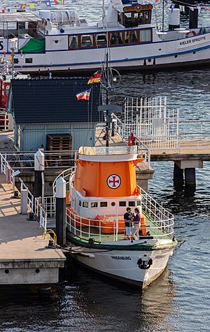 Archivo:Navegación de rescate, Kiel, Alemania, 2019-08-30, DD 05