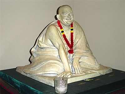 Archivo:Neem Karoli Baba Sculpture in Ram Dass Library
