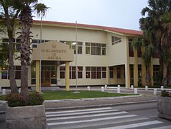 Archivo:Parlamento di Aruba (front)