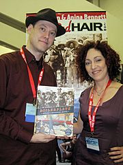 Archivo:Paul Guinan & Anina Bennett at WonderCon 2010 1
