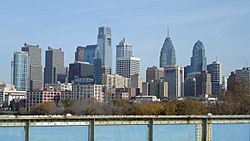 Archivo:Philadelphia skyline from south street bridge
