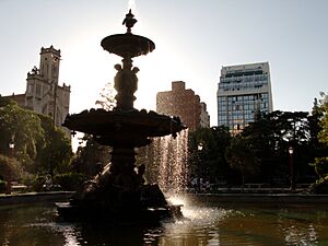 Archivo:Plaza Colón, Barrio Alberdi, Córdoba, Argentina