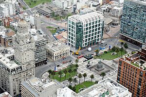 Archivo:Plaza Independencia y Torre Ejecutiva