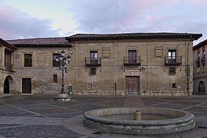 Archivo:Plaza Mayor de Santo Domingo de la Calzada. La Alhóndiga