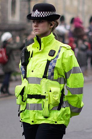 Archivo:Policewoman in the UK (5304887200)