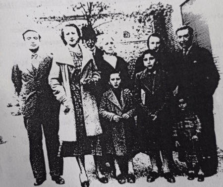 Archivo:RAFAEL GARCIA-DUARTE-SALCEDO CON SU FAMILIA EN 1936 ANTES SU ASESINATO