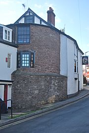 Archivo:Rear of Nags Head Monmouth showing the stone work of Monmouth's Dixton Gate