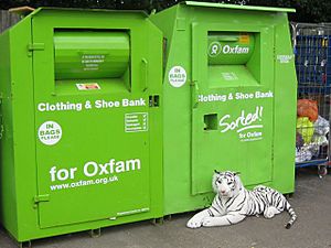 Archivo:Recycle for Oxfam or you'll be sorted - geograph.org.uk - 1501324