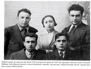 Archivo:Redacción del CNT en 1933. Allí Lucía Sánchez Saornil, con Mallada, Inestal, Bartolome y desconocido