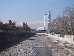 Archivo:Santiago, Chile and the cell phone building.