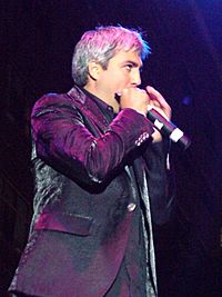 Archivo:Taylor hicks with harmonica on the miller stage june 18 2006
