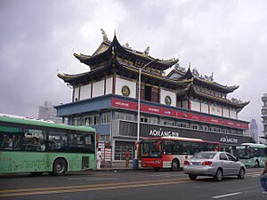 Archivo:Temple on the rooftop of a commercial building in Lucheng, Wenzhou, Zhejiang, China
