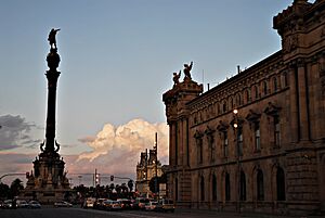 Archivo:The Columbus Monument overlooking the harbor, Customs house (Aduana) by Enric Sagnier and Pere García Faria (on the left), seen from Passeig Josep Carner. La Rambla Barcelona, Catalonia, Spain