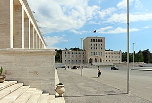 Archivo:Tirana, palazzo dell'università 08