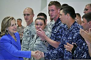 Archivo:U.S. Secretary of State Hillary Rodham Clinton, left, greets Service members after her speech at Andersen Air Force Base, Guam 101029-N-QE566-002