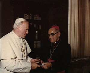 Archivo:Óscar Arnulfo Romero with Pope John Paul II (2)