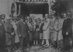 Archivo:1927-03-31, El Día Gráfico, Córdoba.—Excursionistas alemanes visitando la célebre posada del Potro, donde se hospedó Cervantes, acompañados del Comisario regio de Bellas Artes señor Romero de Torres, Montilla (cropped)