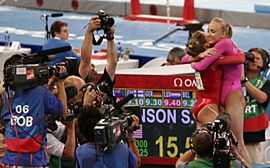 Archivo:2008 Summer Olympics - Liukin hugs Johnson