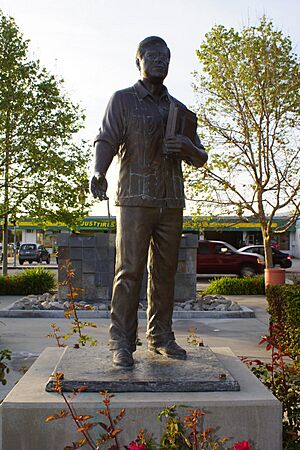 Archivo:2014, On San Fernando Streets, Cesar Chavez Memorial - panoramio (3)