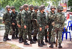 Archivo:2014 0526 Thailand coup Chang Phueak Gate Chiang Mai 01