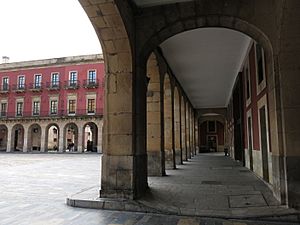 Archivo:206 Plaza Mayor (Gijón), angle sud-oest, porxos