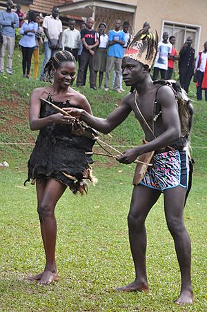 Archivo:Acholi couple in preparation to dance dressed in goats skin and fabric