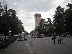 Archivo:Alameda con burbujas