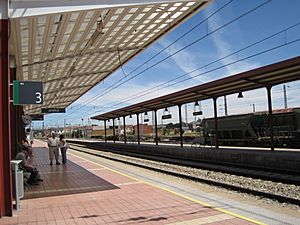 Archivo:Andenes en la estación de Astorga