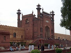 Archivo:Badshahi Mosque Sideview of entrance gate July 1 2005
